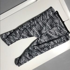 Fabletics (Black/White/Grey) Capri Leggings